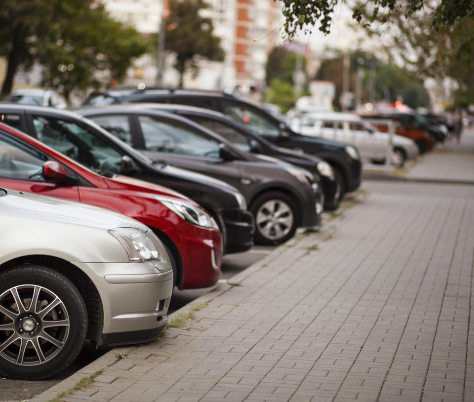 coches aparcados en la calle